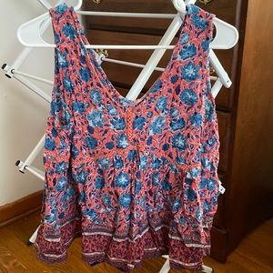 Super cute floral top!